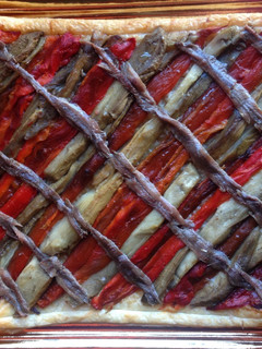 Una foto de Hojaldre con escalivada y anchoas