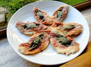 Foto di Petti di pollo con prosciutto crudo e salvia