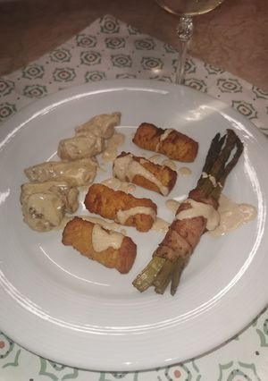 Nyúlcomb fehérboros-tejszínes mártásban baconos spárgával recept fotója