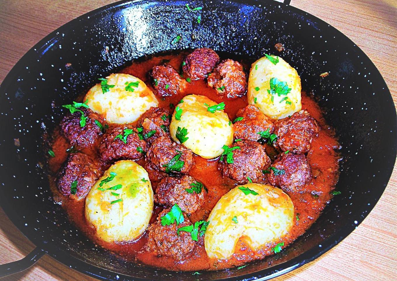Patatas con albóndigas en salsa
