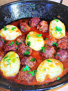 Una foto de Patatas con albóndigas en salsa