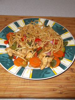 Wokban készült zöldséges csirke tésztával recept fotója