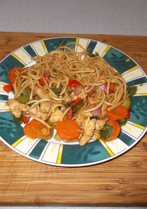 Wokban készült zöldséges csirke tésztával recept fotója
