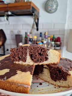 Una foto de Torta de coco y chocolate esponjosa y fácil
