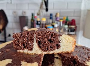 Una foto de Torta de coco y chocolate esponjosa y fácil