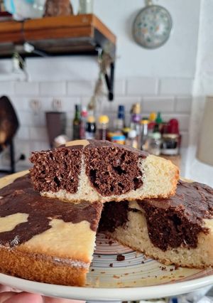 Una foto de Torta de coco y chocolate esponjosa y fácil