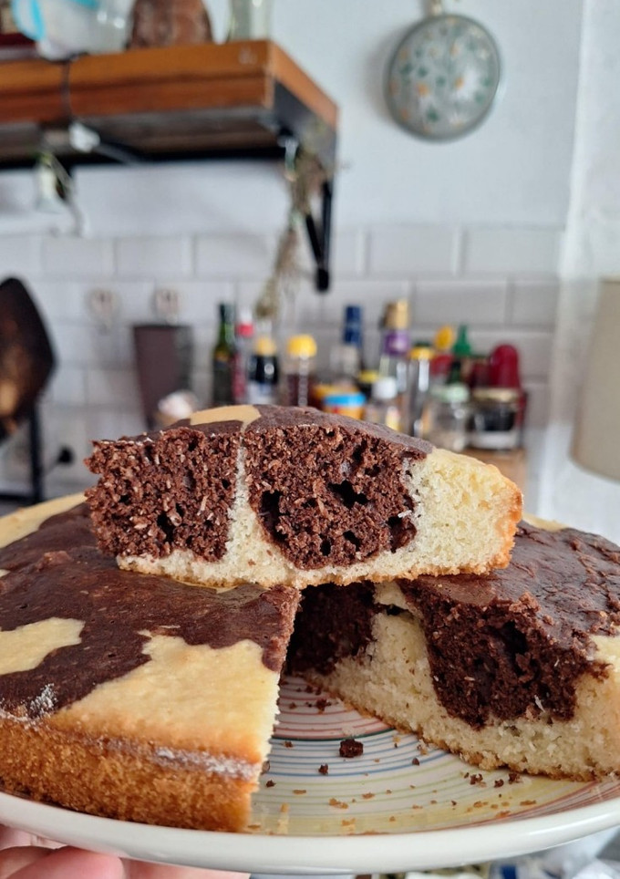Una foto de Torta de coco y chocolate esponjosa y fácil