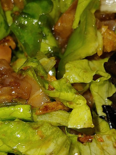 Una foto de Ensalada Romana de Salmón ahumado y Soja