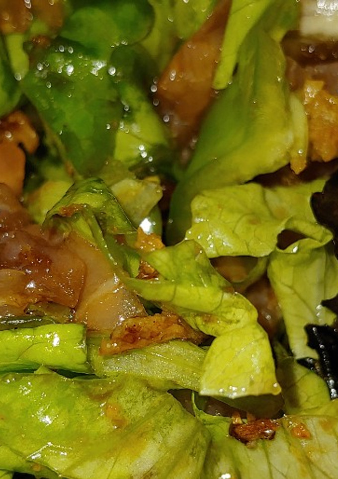 Una foto de Ensalada Romana de Salmón ahumado y Soja