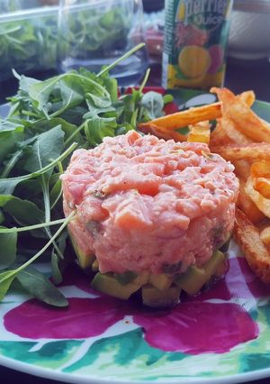 Une photo de Tartare de saumon avocat