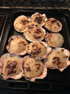 Una foto de Vieiras gratinadas con bechamel