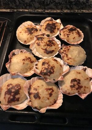 Una foto de Vieiras gratinadas con bechamel