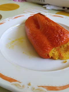 Una foto de Pimientos rellenos de arroz y verduras al horno