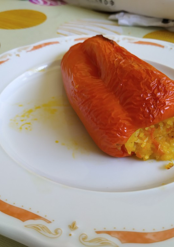 Una foto de Pimientos rellenos de arroz y verduras al horno