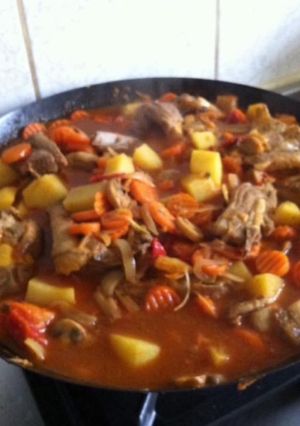 Une photo de Sauté d'agneau carottes pommes de terre champignons tomates façon tajine