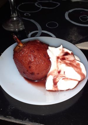 Una foto de Peras al vino tinto