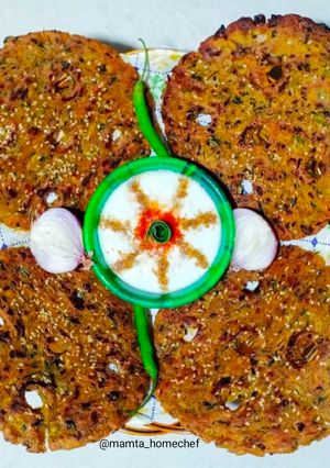 A picture of Roti Thalipeeth.
