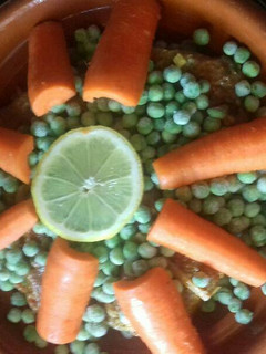 Una foto de Tajine de ternera con guisantes