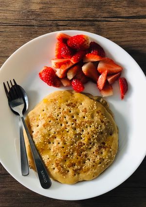 A picture of Wholemeal Pancakes with fresh strawberries.