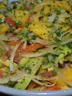 Una foto de Ensalada de mango y palta