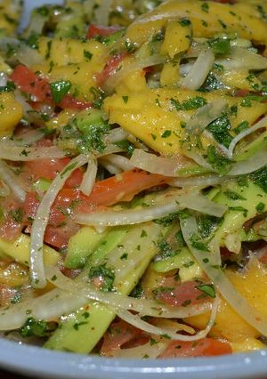 Una foto de Ensalada de mango y palta
