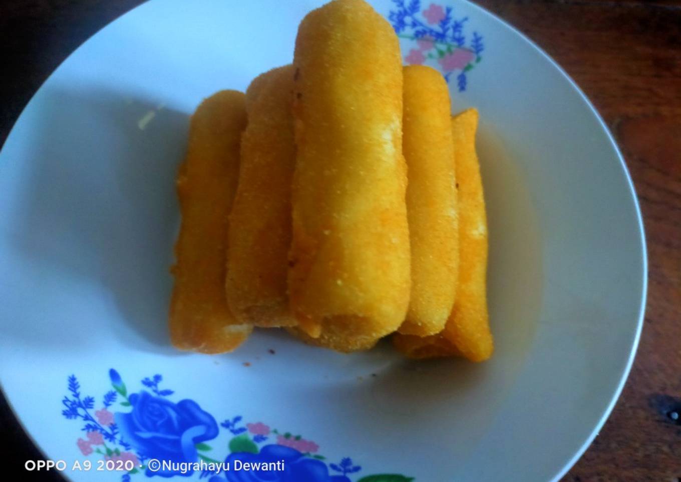 Crispy Fried Bread Stuffed With Mozzarella Sausage