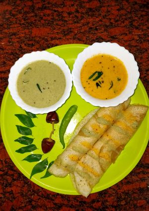 A picture of Muru muru dosa with coconut chutney.