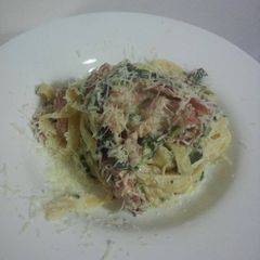 A picture of Tagliatelle with bacon and spinach.