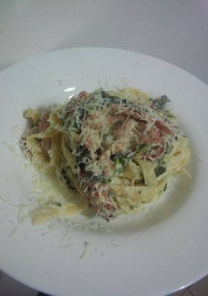 A picture of Tagliatelle with bacon and spinach.
