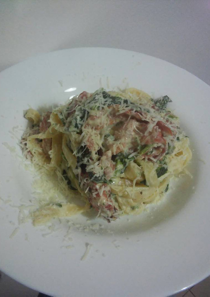 A picture of Tagliatelle with bacon and spinach.