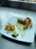 Bastones de pescado redondo y papas fritas, estilo Fish And chips con salsa tártara. 🐟🤪