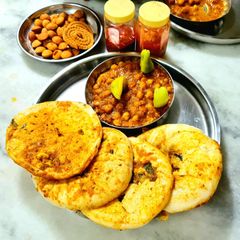 A picture of Chhole kulche.