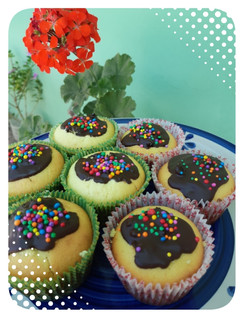 Una foto de Muffins de Coco Rellenos con Frosting de QUESO CREMA