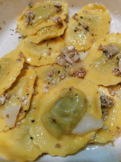 Una foto de Raviolis con queso de cabra y sésamo