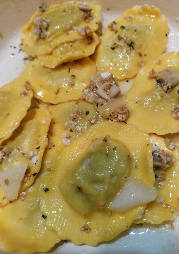 Una foto de Raviolis con queso de cabra y sésamo