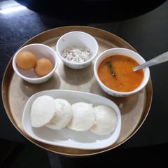 A picture of Idli sambhar with coconut chutney.