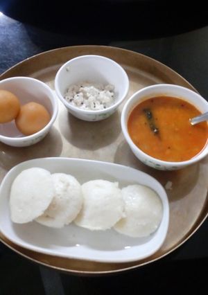 A picture of Idli sambhar with coconut chutney.