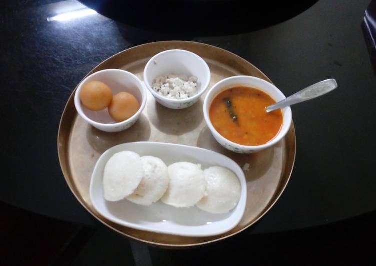 Idli sambhar with coconut chutney