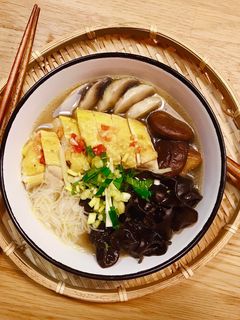 Hình của món Bún Gà Nấm Nấu Gừng.