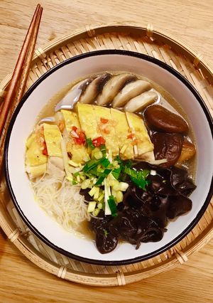 Hình của món Bún Gà Nấm Nấu Gừng.