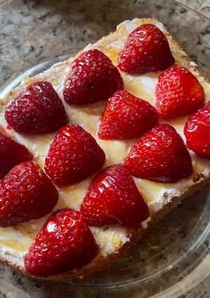 รูปของ 🍓ขนมปังหน้ากรีกโยเกิร์ตสตรอว์เบอร์รี่ #ทีมของหวาน🍓