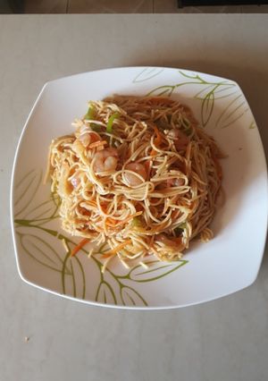 Una foto de Tallarines con vegetales y camarón