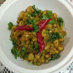 A picture of Matar makhana.