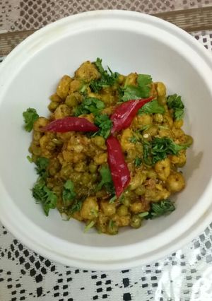 A picture of Matar makhana.