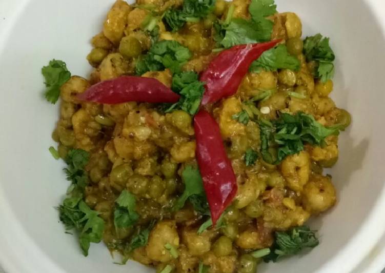 Steps to Make Quick Matar makhana