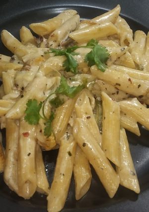 A picture of White sauce pasta.