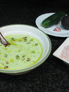 Una foto de Gazpacho de pepino y aguacate