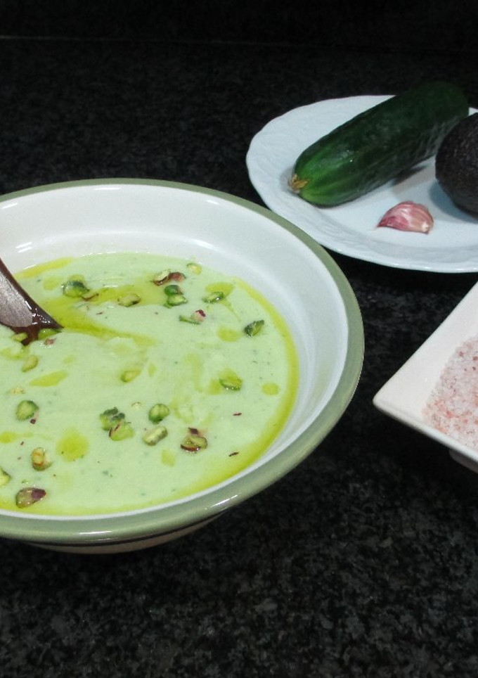 Una foto de Gazpacho de pepino y aguacate