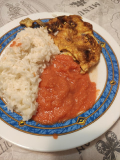 Una foto de Tortilla francesa con arroz y salsa de tomates y zanahorias
