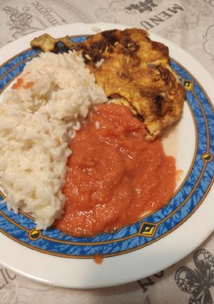 Una foto de Tortilla francesa con arroz y salsa de tomates y zanahorias